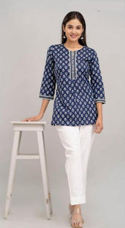 Cotton tunic in navy blue with floral motifs