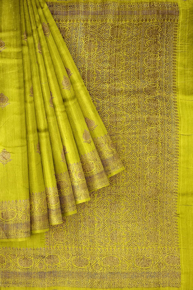 Handloom Banarasi katan pure silk saree in mehndi green in dupion finish with floral motifs .