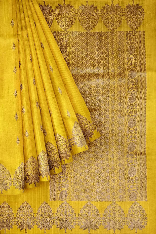 Handloom Banarasi katan pure silk saree in yellow in dupion finish with floral motifs.